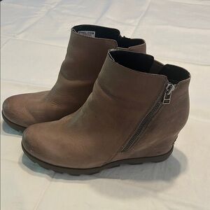 Sorel Women's Tan Ankle Booties with Side Zipper